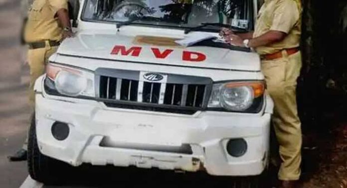 സ്കൂൾ വിദ്യാർഥികളുമായുള്ള വിനോദയാത്രയ്ക്ക് വ്യാജരേഖയുണ്ടാക്കി: രണ്ട് ടൂറിസ്റ്റ് ബസുകൾ കസ്റ്റഡിയിലെടുത്തു സ്കൂൾ വിദ്യാർഥികളുമായുള്ള വിനോദയാത്രയ്ക്ക് വ്യാജരേഖയുണ്ടാക്കി: രണ്ട് ടൂറിസ്റ്റ് ബസുകൾ കസ്റ്റഡിയിലെടുത്തു