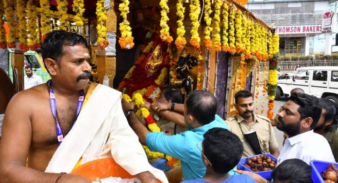 തങ്കി അങ്കി ഘോഷയാത്രയ്ക്ക് സ്വീകരണം നൽകി യൂത്ത് കോൺഗ്രസ് തങ്കി അങ്കി ഘോഷയാത്രയ്ക്ക് സ്വീകരണം നൽകി യൂത്ത് കോൺഗ്രസ്