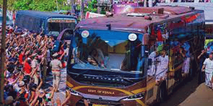 നവകേരള ബസിനെതിരെ ഷൂ എറിഞ്ഞ സംഭവത്തില് പ്രതികരണവുമായി കെ എസ് യു സംസ്ഥാന പ്രസിഡന്റ് നവകേരള ബസിനെതിരെ ഷൂ എറിഞ്ഞ സംഭവത്തില് പ്രതികരണവുമായി കെ എസ് യു സംസ്ഥാന പ്രസിഡന്റ്