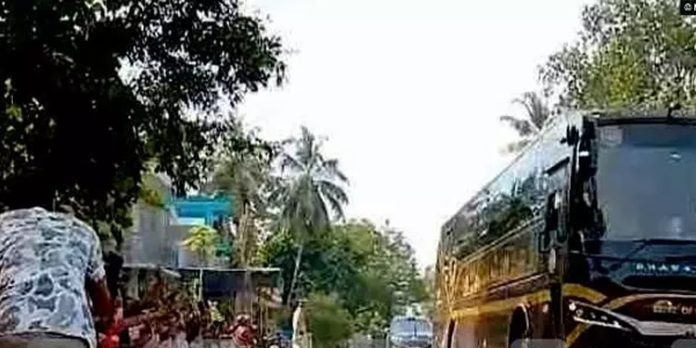 നവകേരള യാത്രയുടെ സാരഥികളായ ജീവനക്കാരെ അഭിനന്ദിച്ച് കെഎസ്ആർടിസി നവകേരള യാത്രയുടെ സാരഥികളായ ജീവനക്കാരെ അഭിനന്ദിച്ച് കെഎസ്ആർടിസി
