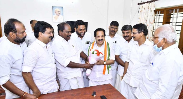 രമേശ് ചെന്നിത്തലയ്ക്ക് ഡി.സി.സിയില് വരവേല്പ്പ് രമേശ് ചെന്നിത്തലയ്ക്ക് ഡി.സി.സിയില് വരവേല്പ്പ്