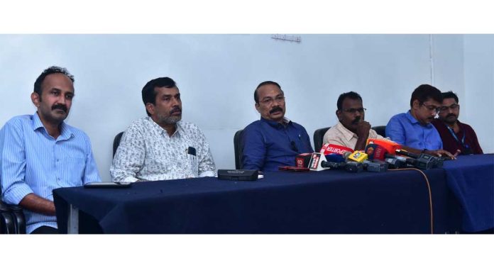 ശബരിമല സന്നിധാനത്ത് ശുചീകരണ പ്രവർത്തനങ്ങൾ കൂടുതൽ ഊർജ്ജിതമാക്കാൻ തീരുമാനം ശബരിമല സന്നിധാനത്ത് ശുചീകരണ പ്രവർത്തനങ്ങൾ കൂടുതൽ ഊർജ്ജിതമാക്കാൻ തീരുമാനം