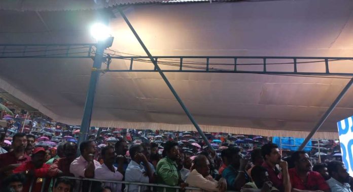 ലൈറ്റിനോടും കടക്കു പുറത്ത് പറഞ്ഞ് മുഖ്യമന്ത്രി ലൈറ്റിനോടും കടക്കു പുറത്ത് പറഞ്ഞ് മുഖ്യമന്ത്രി