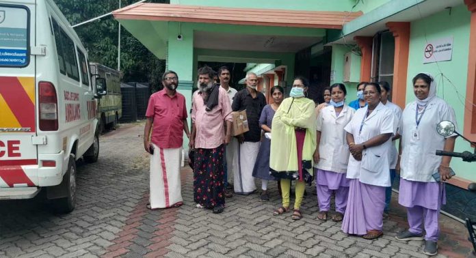 ആരോരുമില്ലാത്ത മധ്യവയസ്കനെ കോന്നി ഇ എം എസ് ചാരിറ്റബിൾ സൊസൈറ്റി ഏറ്റെടുത്തു ആരോരുമില്ലാത്ത മധ്യവയസ്കനെ കോന്നി ഇ എം എസ് ചാരിറ്റബിൾ സൊസൈറ്റി ഏറ്റെടുത്തു