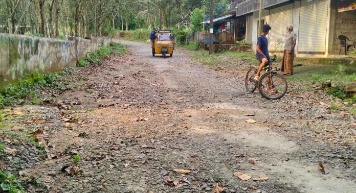 ഇടമുറി പാലം-ബംഗ്ലാവുപടി റോഡിന്റെ നിര്മ്മാണം ഇഴഞ്ഞു നീങ്ങുന്നതില് പ്രതിഷേധവുമായി നാട്ടുകാര് ഇടമുറി പാലം-ബംഗ്ലാവുപടി റോഡിന്റെ നിര്മ്മാണം ഇഴഞ്ഞു നീങ്ങുന്നതില് പ്രതിഷേധവുമായി നാട്ടുകാര്