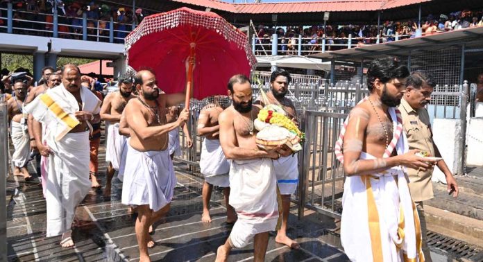 ശബരിമലയിൽ കളഭാഭിഷേകം ശബരിമലയിൽ കളഭാഭിഷേകം