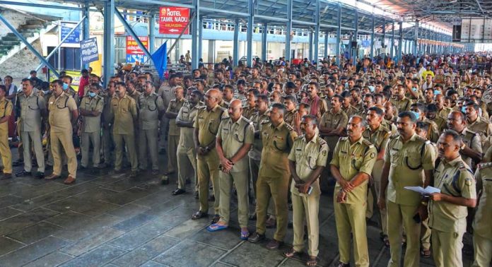ശബരിമലയില് പോലീസിന്റെ മൂന്നാം ബാച്ച് ചുമതലയേറ്റു ശബരിമലയില് പോലീസിന്റെ മൂന്നാം ബാച്ച് ചുമതലയേറ്റു