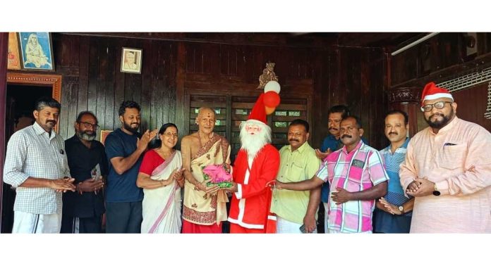 ക്ഷേത്രാങ്കണത്തിലെ ക്രിസ്തുമസ് ആഘോഷം വേറിട്ട അനുഭവമായി ക്ഷേത്രാങ്കണത്തിലെ ക്രിസ്തുമസ് ആഘോഷം വേറിട്ട അനുഭവമായി