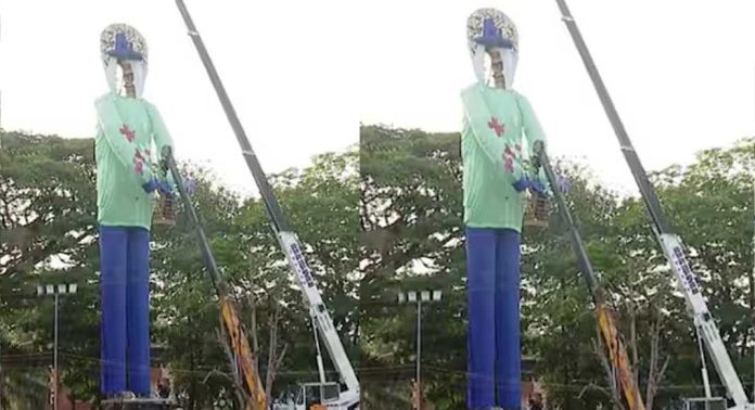 ആഘോഷരാവിലേക്ക് ഇനി മണിക്കൂറുകൾ ; ഫോർട്ട് കൊച്ചിയിൽ കൂറ്റൻ പാപ്പാഞ്ഞി ഉയർന്നു, ഗതാഗത നിയന്ത്രണവുമായി പോലീസ് ആഘോഷരാവിലേക്ക് ഇനി മണിക്കൂറുകൾ ; ഫോർട്ട് കൊച്ചിയിൽ കൂറ്റൻ പാപ്പാഞ്ഞി ഉയർന്നു, ഗതാഗത നിയന്ത്രണവുമായി പോലീസ്