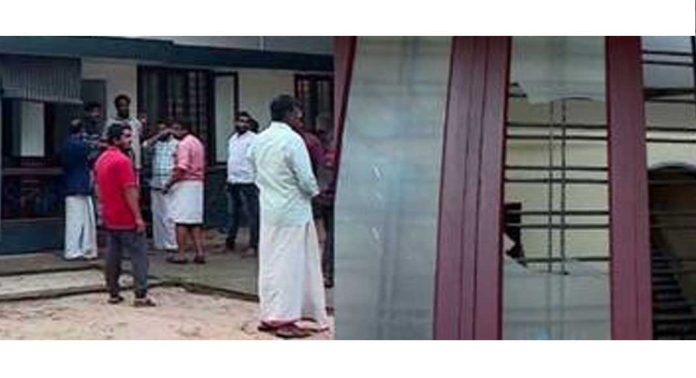 ആലപ്പുഴയിൽ കെപിസിസി ജനറൽ സെക്രട്ടറിയുടെ വീട് ആക്രമിച്ചു ; ഭാര്യയെ കഴുത്തിന് പിടിച്ച് തള്ളിയെന്ന് പരാതി ആലപ്പുഴയിൽ കെപിസിസി ജനറൽ സെക്രട്ടറിയുടെ വീട് ആക്രമിച്ചു ; ഭാര്യയെ കഴുത്തിന് പിടിച്ച് തള്ളിയെന്ന് പരാതി