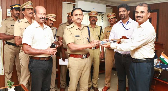 ശബരിമല തീർത്ഥാടനം : റിസ്റ്റ് ബാൻഡുകൾ ഫെഡറൽ ബാങ്ക് ജില്ലാ പോലീസിന് കൈമാറി ശബരിമല തീർത്ഥാടനം : റിസ്റ്റ് ബാൻഡുകൾ ഫെഡറൽ ബാങ്ക് ജില്ലാ പോലീസിന് കൈമാറി