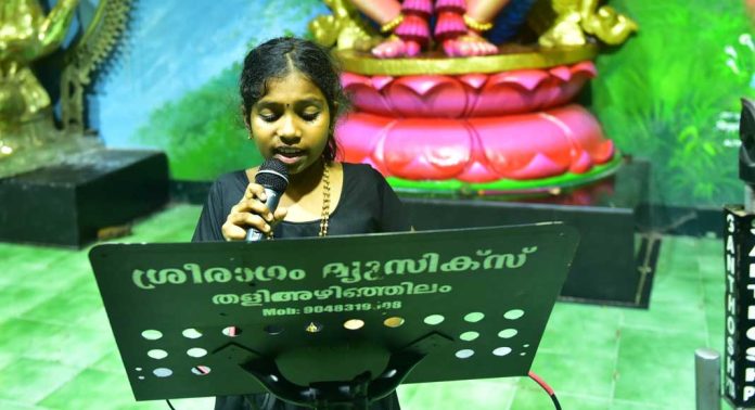 അയ്യന് മുന്നില് താരമായി നാലാം ക്ലാസ്സുകാരി മാളികപ്പുറം അയ്യന് മുന്നില് താരമായി നാലാം ക്ലാസ്സുകാരി മാളികപ്പുറം