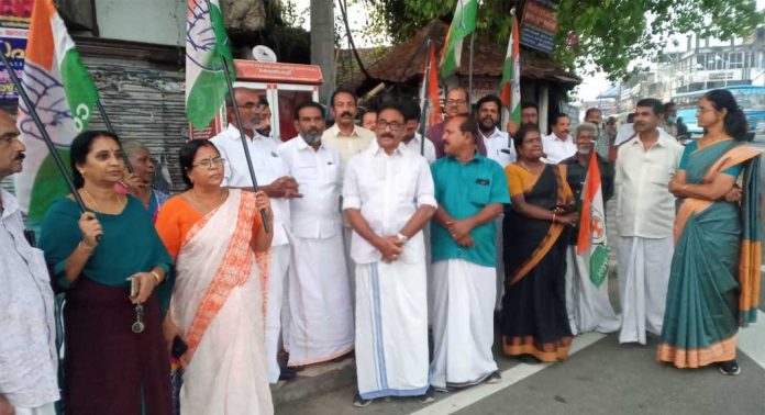 നേതാക്കന്മാരെ തല്ലി ചതച്ച പോലീസ് ഭീകരതയ്ക്കെതിരെ പന്തളത്ത് പ്രതിഷേധ പ്രകടനം നടത്തി നേതാക്കന്മാരെ തല്ലി ചതച്ച പോലീസ് ഭീകരതയ്ക്കെതിരെ പന്തളത്ത് പ്രതിഷേധ പ്രകടനം നടത്തി