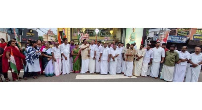 കെ.എസ്.യു, യൂത്ത് കോൺഗ്രസ് പ്രവർത്തകർക്കു നേരെ ഉണ്ടായ അക്രമങ്ങൾ ; കോൺഗ്രസ് ചെങ്ങന്നൂർ, മാന്നാർ ബ്ലോക്ക് കമ്മറ്റികൾ പ്രതിഷേധിച്ചു കെ.എസ്.യു, യൂത്ത് കോൺഗ്രസ് പ്രവർത്തകർക്കു നേരെ ഉണ്ടായ അക്രമങ്ങൾ ; കോൺഗ്രസ് ചെങ്ങന്നൂർ, മാന്നാർ ബ്ലോക്ക് കമ്മറ്റികൾ പ്രതിഷേധിച്ചു