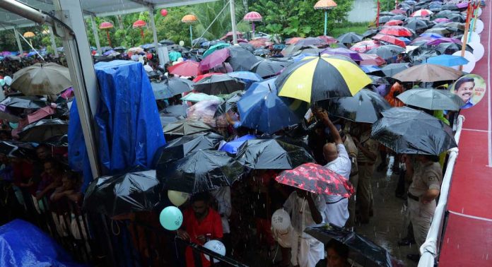 നവകേരളസദസ്സ് : ഗജവീരന്മാരുടെ നാടിന്റെ സ്നേഹാദരങ്ങള് ഏറ്റുവാങ്ങി ജനനായകന്മാര് നവകേരളസദസ്സ് : ഗജവീരന്മാരുടെ നാടിന്റെ സ്നേഹാദരങ്ങള് ഏറ്റുവാങ്ങി ജനനായകന്മാര്