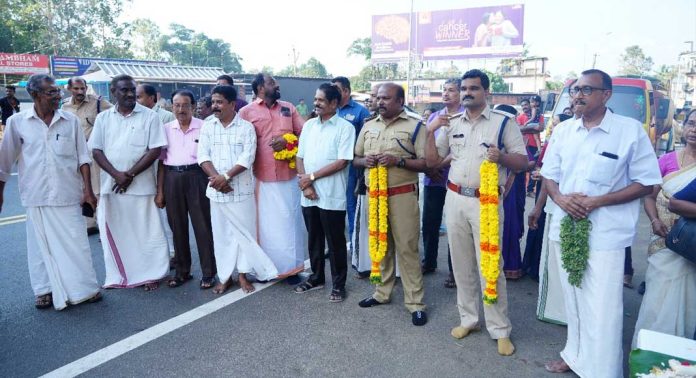തങ്ക അങ്കി ഘോഷയാത്രയ്ക്ക് റാന്നി ജനമൈത്രി പോലീസ് സ്വീകരണം നൽകി തങ്ക അങ്കി ഘോഷയാത്രയ്ക്ക് റാന്നി ജനമൈത്രി പോലീസ് സ്വീകരണം നൽകി