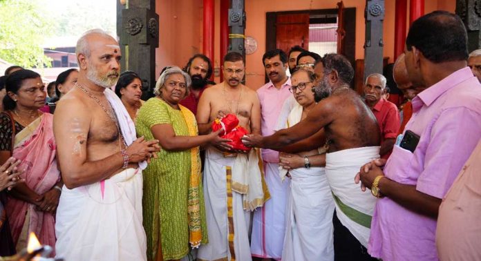 ശബരിമല മണിമണ്ഡപത്തിൽ കളമെഴുതി പാട്ടിനുള്ള പഞ്ചവർണ്ണ പൊടികൾ ഏറ്റുവാങ്ങി ശബരിമല മണിമണ്ഡപത്തിൽ കളമെഴുതി പാട്ടിനുള്ള പഞ്ചവർണ്ണ പൊടികൾ ഏറ്റുവാങ്ങി