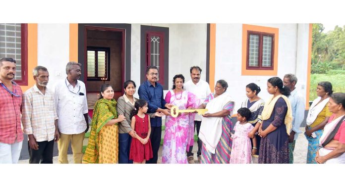 പുതുവത്സര സമ്മാനമായി ഡോ. എം. എസ്. സുനിലിന്റെ 295 -മത്തെ സ്നേഹഭവനം വത്സലയ്ക്കും കുടുംബത്തിനും പുതുവത്സര സമ്മാനമായി ഡോ. എം. എസ്. സുനിലിന്റെ 295 -മത്തെ സ്നേഹഭവനം വത്സലയ്ക്കും കുടുംബത്തിനും