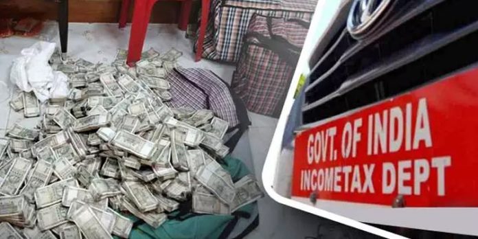 നികുതി വെട്ടിപ്പ് ; ഒഡിഷ മദ്യക്കമ്പനിയിലെ റെയ്ഡ് തുടരുന്നു നികുതി വെട്ടിപ്പ് ; ഒഡിഷ മദ്യക്കമ്പനിയിലെ റെയ്ഡ് തുടരുന്നു