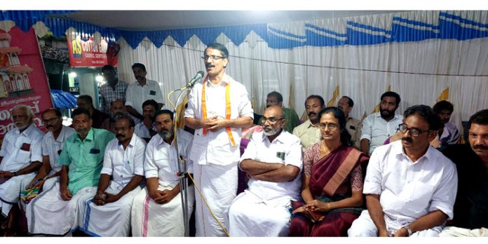“മകളെ മാപ്പ് ” പന്തളത്ത് കോൺഗ്രസിന്റെ സായാഹ്ന ധർണ നടത്തി “മകളെ മാപ്പ് ” പന്തളത്ത് കോൺഗ്രസിന്റെ സായാഹ്ന ധർണ നടത്തി