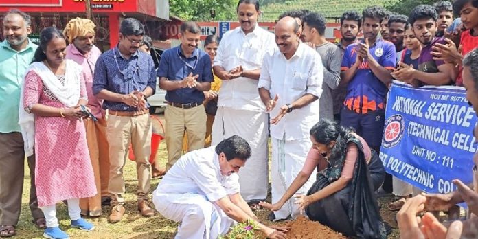 സ്നേഹാരാമം പദ്ധതി ; പ്രവേശന കവാടത്തില് ചെടികൾ നട്ടുപിടിപ്പിച്ച് ജോസ് കെ മാണി എംപി സ്നേഹാരാമം പദ്ധതി ; പ്രവേശന കവാടത്തില് ചെടികൾ നട്ടുപിടിപ്പിച്ച് ജോസ് കെ മാണി എംപി
