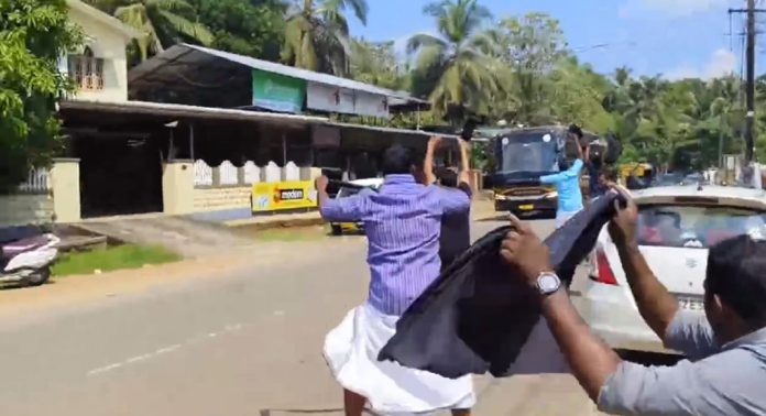 പാലക്കാട് തൃത്താലയിൽ നവകേരള ബസിന് നേരെ കരിങ്കൊടി പ്രതിഷേധം പാലക്കാട് തൃത്താലയിൽ നവകേരള ബസിന് നേരെ കരിങ്കൊടി പ്രതിഷേധം