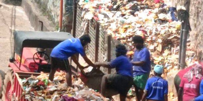 ശബരിമലയില് പ്ലാസ്റ്റിക് മാലിന്യം തള്ളുന്നത് പതിവ് ; ദിവസവും ലഭിക്കുന്നത് 50 ലോഡ് വരെ പ്ലാസ്റ്റിക് ശബരിമലയില് പ്ലാസ്റ്റിക് മാലിന്യം തള്ളുന്നത് പതിവ് ; ദിവസവും ലഭിക്കുന്നത് 50 ലോഡ് വരെ പ്ലാസ്റ്റിക്