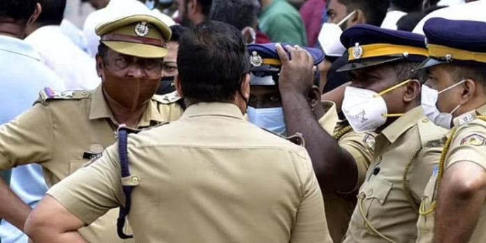 നവകേരള സദസ് ; ക്രമസമാധാനം ഉറപ്പുവരുത്തിയ പോലീസുകാർക്ക് ‘ഗുഡ് സര്വീസ് എന്ട്രി’ നവകേരള സദസ് ; ക്രമസമാധാനം ഉറപ്പുവരുത്തിയ പോലീസുകാർക്ക് ‘ഗുഡ് സര്വീസ് എന്ട്രി’