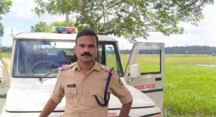 എറണാകുളത്ത് ഗ്രേഡ് എസ്ഐയെ തൂങ്ങിമരിച്ച നിലയില് കണ്ടെത്തി എറണാകുളത്ത് ഗ്രേഡ് എസ്ഐയെ തൂങ്ങിമരിച്ച നിലയില് കണ്ടെത്തി