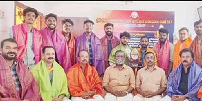 പൂവത്തൂർ കിഴക്ക് വഞ്ചിപ്പാട്ട് ടീമിനെ ആദരിച്ചു പൂവത്തൂർ കിഴക്ക് വഞ്ചിപ്പാട്ട് ടീമിനെ ആദരിച്ചു