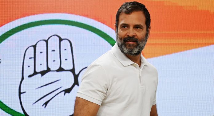 രാഹുൽ ഗാന്ധിയുടെ വയനാട് സന്ദർശനത്തിനിടെ സുരക്ഷാ വീഴ്ച രാഹുൽ ഗാന്ധിയുടെ വയനാട് സന്ദർശനത്തിനിടെ സുരക്ഷാ വീഴ്ച