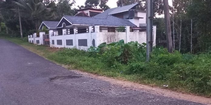 കുംഭിത്തോടു ഭാഗം ടാര് ചെയ്തെങ്കിലും ആനമാടം ജംഗ്ഷനിലെ കുഴി അടയ്ക്കാതെ അധികൃതര് കുംഭിത്തോടു ഭാഗം ടാര് ചെയ്തെങ്കിലും ആനമാടം ജംഗ്ഷനിലെ കുഴി അടയ്ക്കാതെ അധികൃതര്