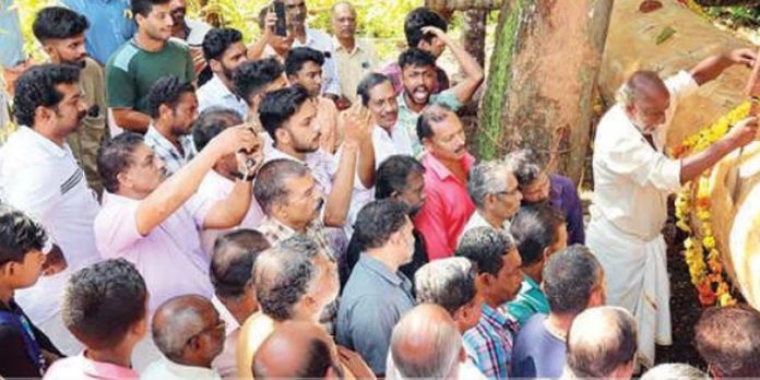 കീക്കൊഴൂർ വയലത്തല പുതിയ പള്ളിയോട നിർമാണത്തിന്റെ ഉളികുത്തൽ നടന്നു കീക്കൊഴൂർ വയലത്തല പുതിയ പള്ളിയോട നിർമാണത്തിന്റെ ഉളികുത്തൽ നടന്നു