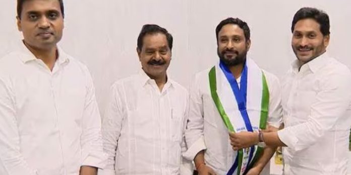 മുൻ ഇന്ത്യൻ ക്രിക്കറ്റ് താരം അമ്പാട്ടി റായുഡു വൈഎസ്ആർ കോൺഗ്രസിൽ മുൻ ഇന്ത്യൻ ക്രിക്കറ്റ് താരം അമ്പാട്ടി റായുഡു വൈഎസ്ആർ കോൺഗ്രസിൽ
