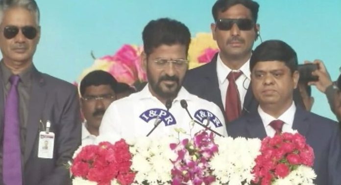 തെലങ്കാനയിൽ രേവന്ത് റെഡ്ഡി മുഖ്യമന്ത്രിയായി അധികാരമേറ്റു തെലങ്കാനയിൽ രേവന്ത് റെഡ്ഡി മുഖ്യമന്ത്രിയായി അധികാരമേറ്റു