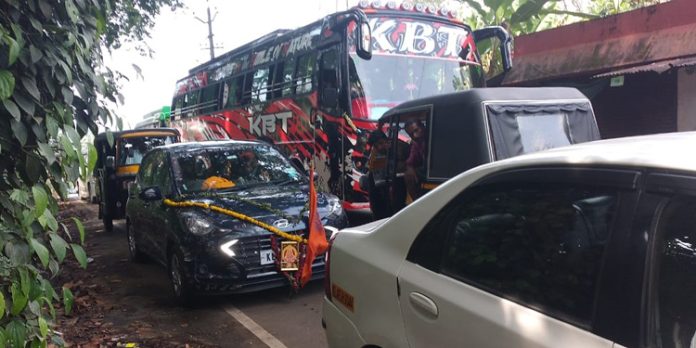 ശബരിമലയിലേക്ക് തീര്ത്ഥാടക പ്രവാഹം : വഴികളെല്ലാം അടച്ച് പോലീസ് ശബരിമലയിലേക്ക് തീര്ത്ഥാടക പ്രവാഹം : വഴികളെല്ലാം അടച്ച് പോലീസ്