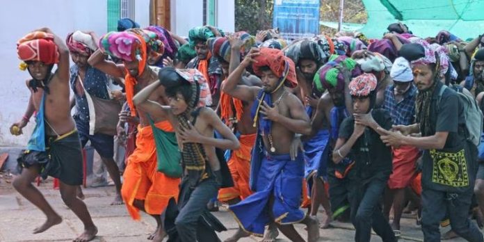 ശബരിമലയിൽ വൻ തിരക്ക് ; ഇന്നലെ പതിനെട്ടാംപടി കയറിയത് 94,452 പേർ ശബരിമലയിൽ വൻ തിരക്ക് ; ഇന്നലെ പതിനെട്ടാംപടി കയറിയത് 94,452 പേർ