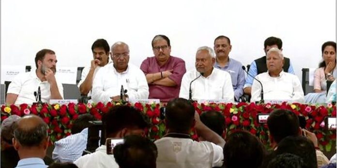 ഇന്ത്യ സഖ്യത്തിൽ നേതാവിനായി തർക്കം മുറുകുന്നു ഇന്ത്യ സഖ്യത്തിൽ നേതാവിനായി തർക്കം മുറുകുന്നു