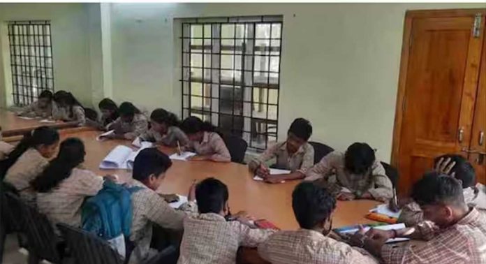 മന്ത്രി വി ശിവൻകുട്ടിയ്ക്ക് പുതുവർഷ സന്ദേശമെഴുതിയ ആയിരം കാർഡുകൾ തയ്യാറാകുന്നു മന്ത്രി വി ശിവൻകുട്ടിയ്ക്ക് പുതുവർഷ സന്ദേശമെഴുതിയ ആയിരം കാർഡുകൾ തയ്യാറാകുന്നു