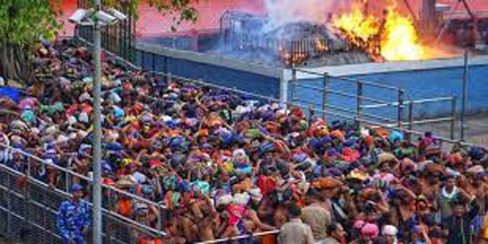ശബരിമലയിൽ ഭക്തജന പ്രവാഹം ; മണിക്കൂറിൽ 4200 മുതൽ 4500 പേർ വരെ പതിനെട്ടാം പടി ചവിട്ടുന്നു ശബരിമലയിൽ ഭക്തജന പ്രവാഹം ; മണിക്കൂറിൽ 4200 മുതൽ 4500 പേർ വരെ പതിനെട്ടാം പടി ചവിട്ടുന്നു
