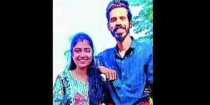 കോട്ടയുടെ മുകളിൽ നിന്ന് സെൽഫിയെടുക്കാൻ ശ്രമം ; കൊക്കയിലേക്ക് വീണ് നവവധുവിന് ദാരുണാന്ത്യം കോട്ടയുടെ മുകളിൽ നിന്ന് സെൽഫിയെടുക്കാൻ ശ്രമം ; കൊക്കയിലേക്ക് വീണ് നവവധുവിന് ദാരുണാന്ത്യം