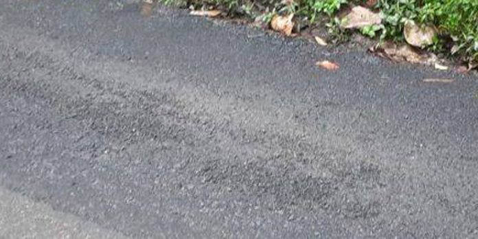 പെരുനാട് – പെരുന്തേനരുവി റോഡിൽ അറ്റകുറ്റപ്പണി നടത്തിയ ഭാഗത്തെ ടാർ ഇളകുന്നതായി പരാതി പെരുനാട് – പെരുന്തേനരുവി റോഡിൽ അറ്റകുറ്റപ്പണി നടത്തിയ ഭാഗത്തെ ടാർ ഇളകുന്നതായി പരാതി