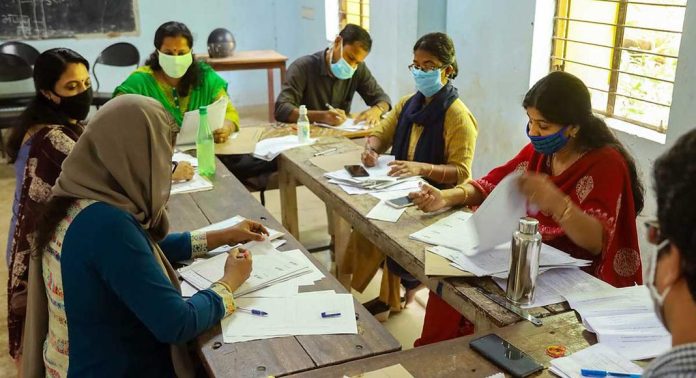 സ്കൂളുകളിലെത്തി പരിശോധന നടത്തുന്നതിൽ വിദ്യാഭ്യാസ ഓഫീസർമാർ വീഴ്ച വരുത്തുന്നതായി കണ്ടെത്തൽ സ്കൂളുകളിലെത്തി പരിശോധന നടത്തുന്നതിൽ വിദ്യാഭ്യാസ ഓഫീസർമാർ വീഴ്ച വരുത്തുന്നതായി കണ്ടെത്തൽ