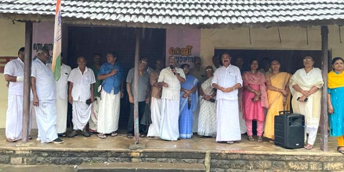 “മകളെ മാപ്പ് ” തുമ്പമണ്ണിലും പ്രതിഷേധ ധര്ണ്ണ നടത്തി “മകളെ മാപ്പ് ” തുമ്പമണ്ണിലും പ്രതിഷേധ ധര്ണ്ണ നടത്തി