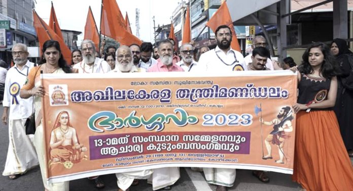 ക്ഷേത്ര ആചാരങ്ങളിൽ രാഷ്ട്രീയ ഇടപെടൽ ഒഴിവാക്കണം : തന്ത്രി മണ്ഡലം ക്ഷേത്ര ആചാരങ്ങളിൽ രാഷ്ട്രീയ ഇടപെടൽ ഒഴിവാക്കണം : തന്ത്രി മണ്ഡലം