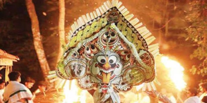 തെള്ളിയൂർക്കാവ് പാട്ടമ്പലം പടയണിക്കളം നിറഞ്ഞു തെള്ളിയൂർക്കാവ് പാട്ടമ്പലം പടയണിക്കളം നിറഞ്ഞു