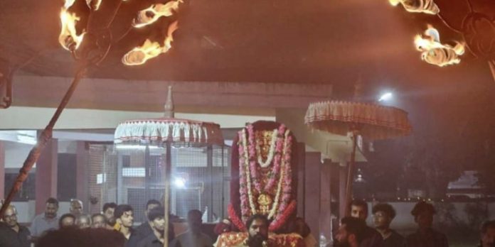 തിരു ആലുംത്തുരുത്തി ഭഗവതി ക്ഷേത്രത്തിൽ വിളക്കിനെഴുന്നള്ളിപ്പും സേവയും നടന്നു തിരു ആലുംത്തുരുത്തി ഭഗവതി ക്ഷേത്രത്തിൽ വിളക്കിനെഴുന്നള്ളിപ്പും സേവയും നടന്നു