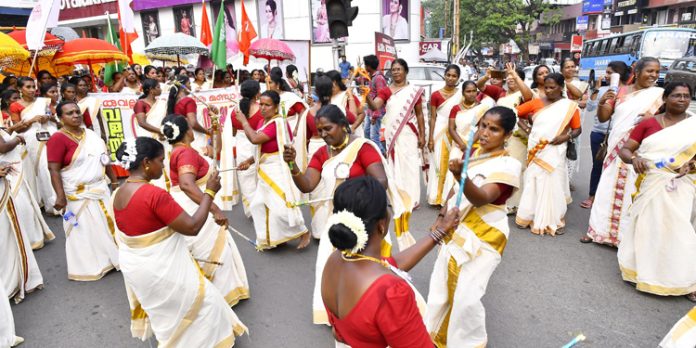 നവകേരള സദസ്സിന് മുന്നോടിയായി മെഗാ തിരുവാതിരയും വിളംബര ഘോഷ യാത്രയും സംഘടിപ്പിച്ചു നവകേരള സദസ്സിന് മുന്നോടിയായി മെഗാ തിരുവാതിരയും വിളംബര ഘോഷ യാത്രയും സംഘടിപ്പിച്ചു