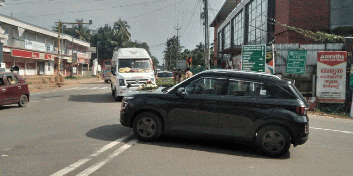 ശബരിമലയില് വന് തിരക്ക് ; തീർത്ഥാടകരുടെ വാഹനങ്ങള് മൈലപ്ര പള്ളിപ്പടിയില് നിന്ന് തിരിച്ച് പത്തനംതിട്ട ഇടത്താവളത്തിലേക്ക് വിടുന്നു ശബരിമലയില് വന് തിരക്ക് ; തീർത്ഥാടകരുടെ വാഹനങ്ങള് മൈലപ്ര പള്ളിപ്പടിയില് നിന്ന് തിരിച്ച് പത്തനംതിട്ട ഇടത്താവളത്തിലേക്ക് വിടുന്നു
