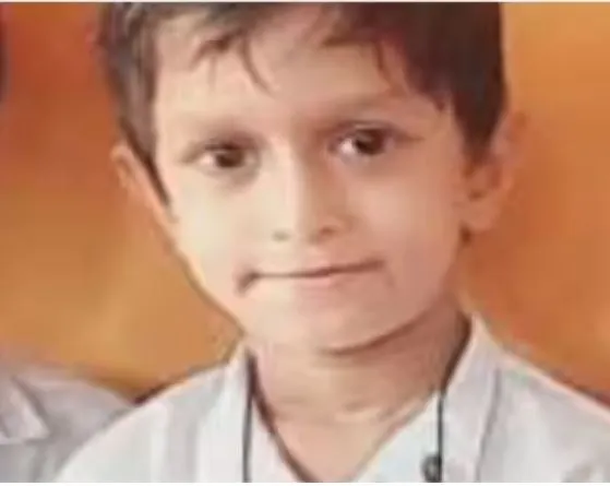 അമ്മയുടെ കൺമുൻപിൽ വെച്ച് ടിപ്പർ ലോറിയിടിച്ച് യുകെജി വിദ്യാർത്ഥി മരിച്ചു അമ്മയുടെ കൺമുൻപിൽ വെച്ച് ടിപ്പർ ലോറിയിടിച്ച് യുകെജി വിദ്യാർത്ഥി മരിച്ചു
